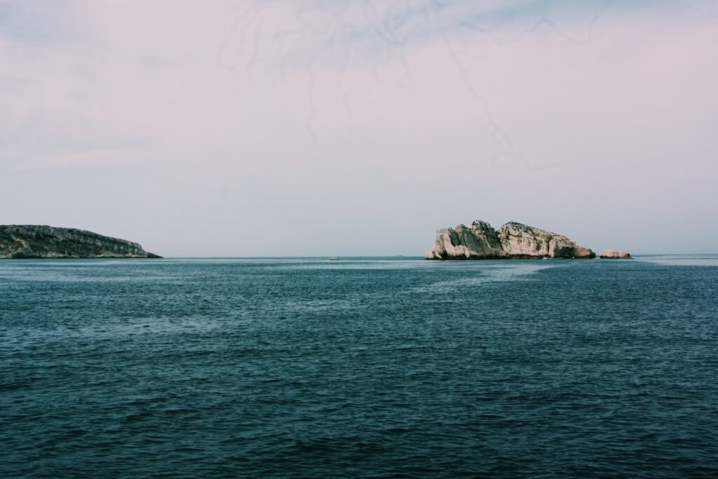 island near the ocean photography